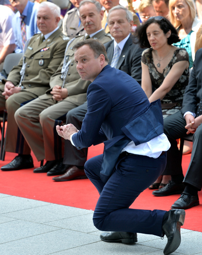 Watch as Polish President brushes aside protocol and saves Eucharist from profanation