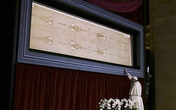 Pope Francis contemplates Shroud of Turin, calls it ‘icon of love’