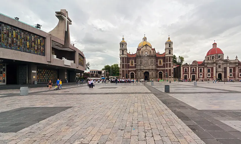 The plaza at Tepeyac in Mexico City, with the modern Basilica at left, the Old Basilica of Guadalupe at center, and the Capuchinas church to its right