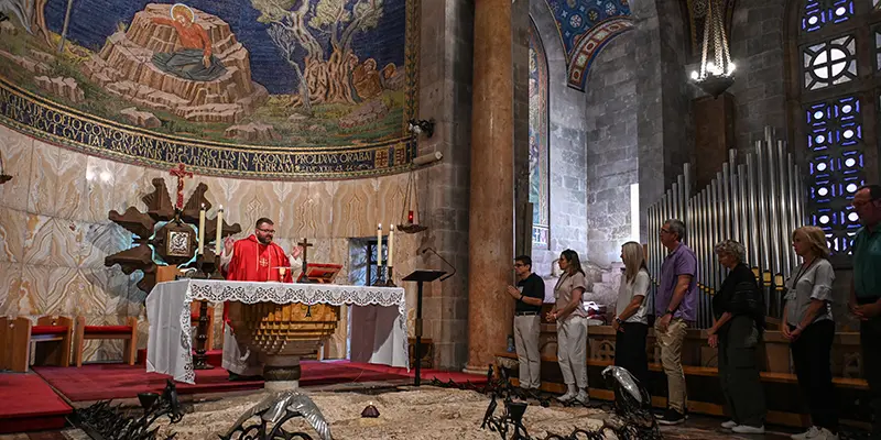 Father M. celebrates holy Mass in the Church of the Holy Sepulchre