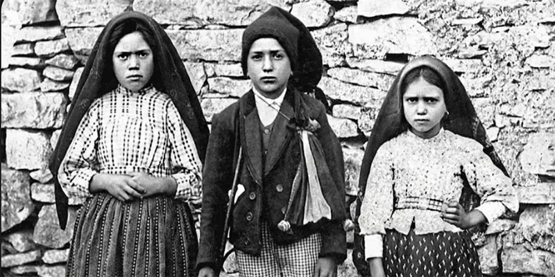 Saints Francisco and Jacinta Marto, with their cousin Lúcia dos Santos, in the months following the apparitions.