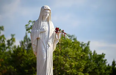 Queen of Peace statue holding roses, Medjugorje — Medjugorje pilgrimage